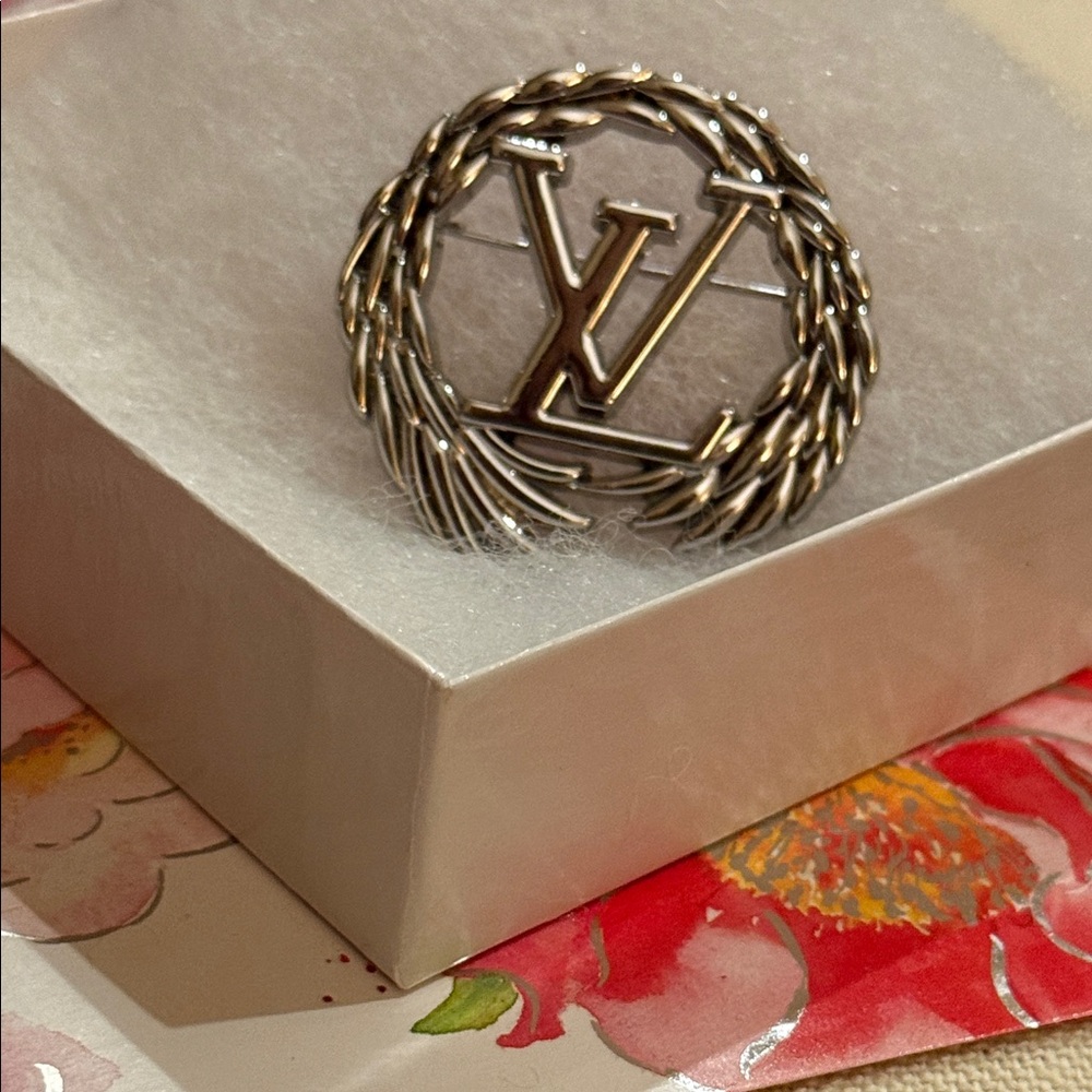 Silver Fashion Jewelry Logo Brooch - Picture 9 of 10